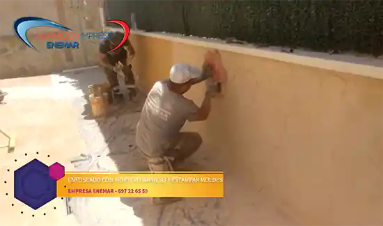 Cómo se hace hormigón impreso vertical